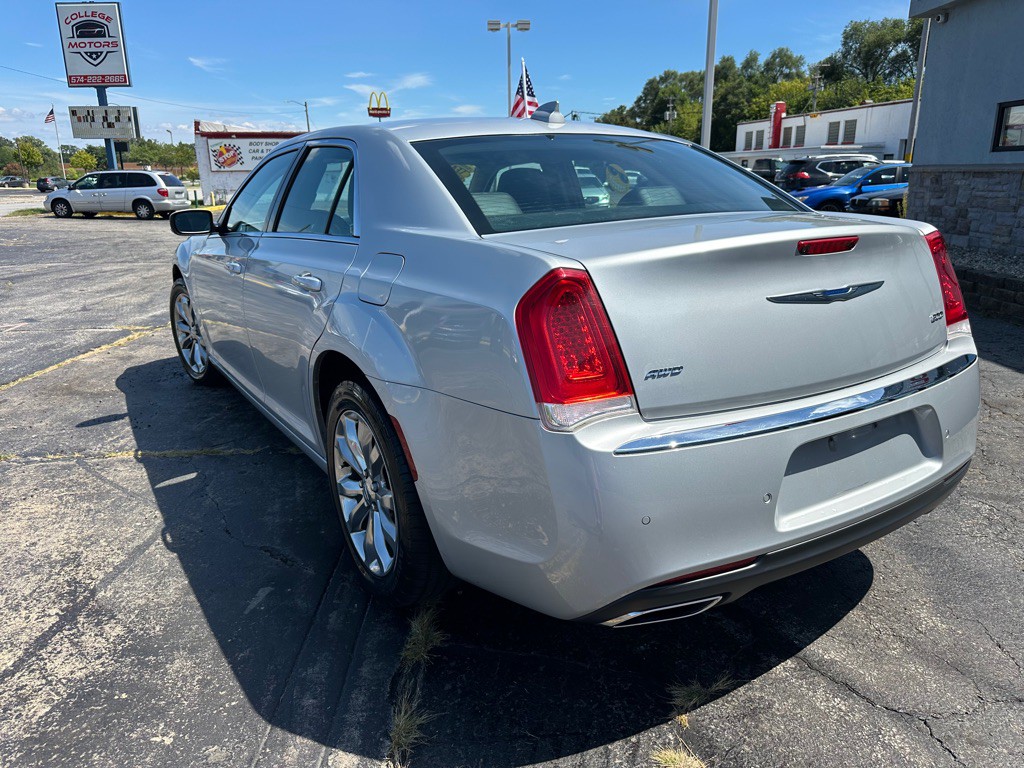 2021 Chrysler 300 Image 14