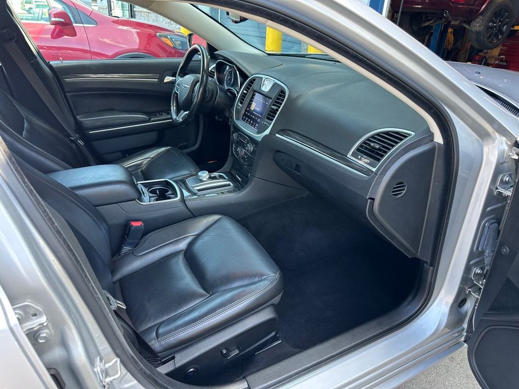 2021 Chrysler 300 Image 18