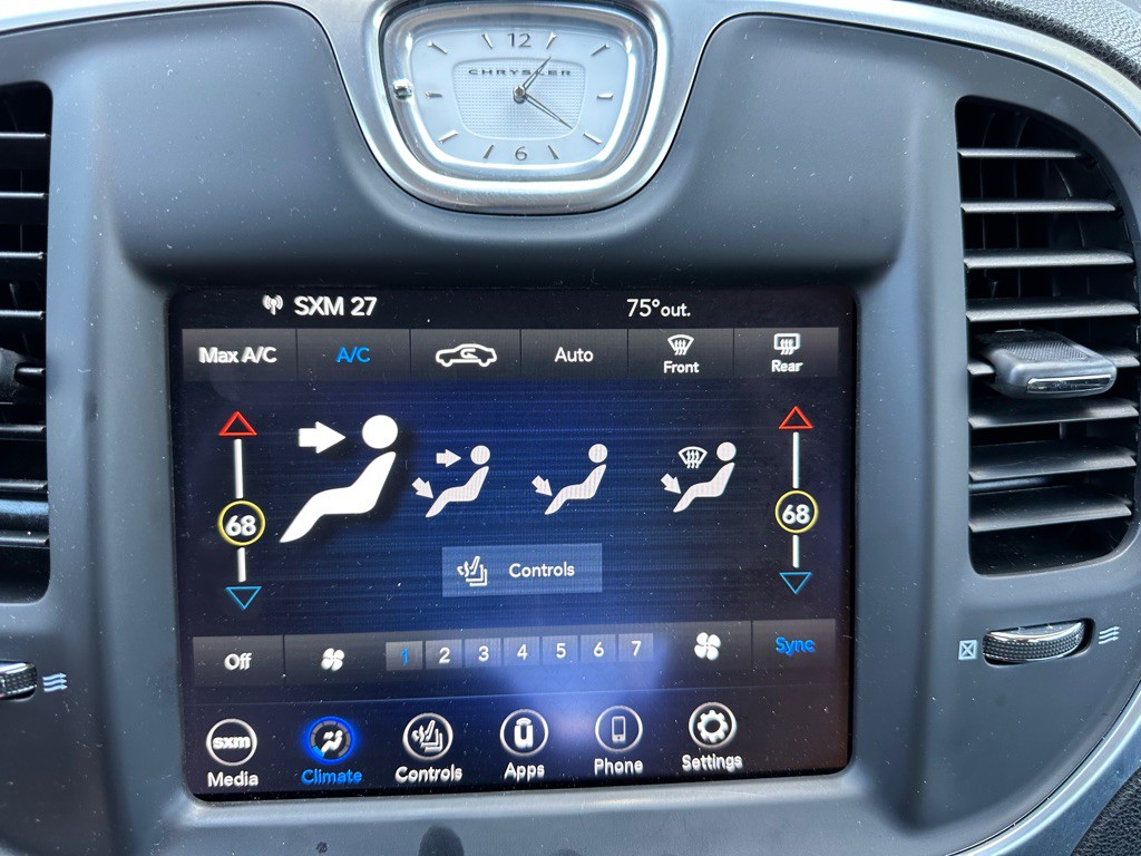 2021 Chrysler 300 Image 21