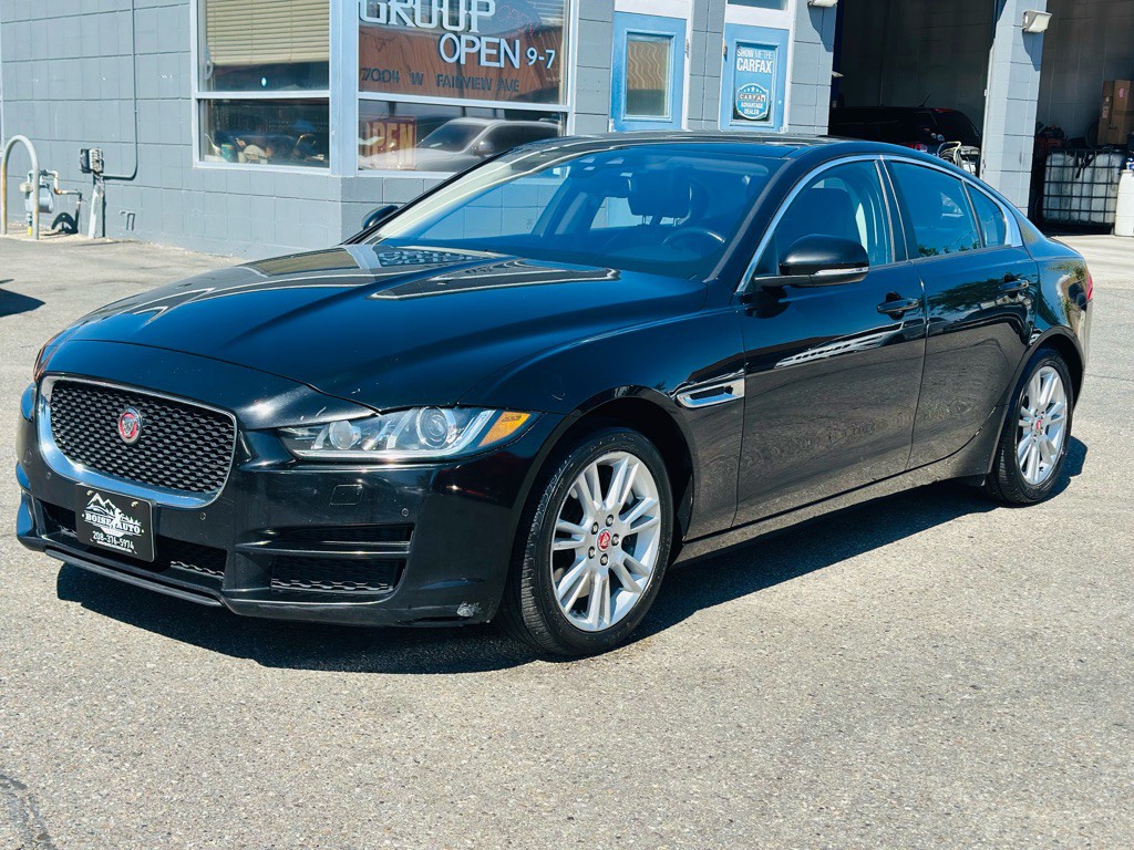 2017 Jaguar XE Image 3