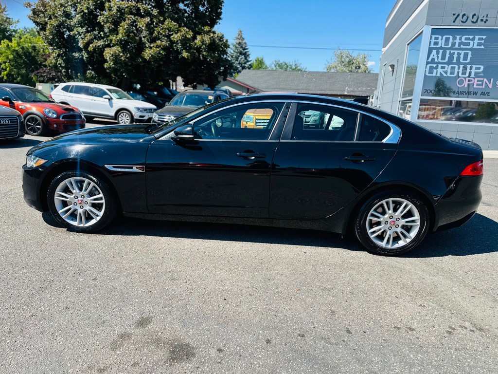 2017 Jaguar XE Image 4