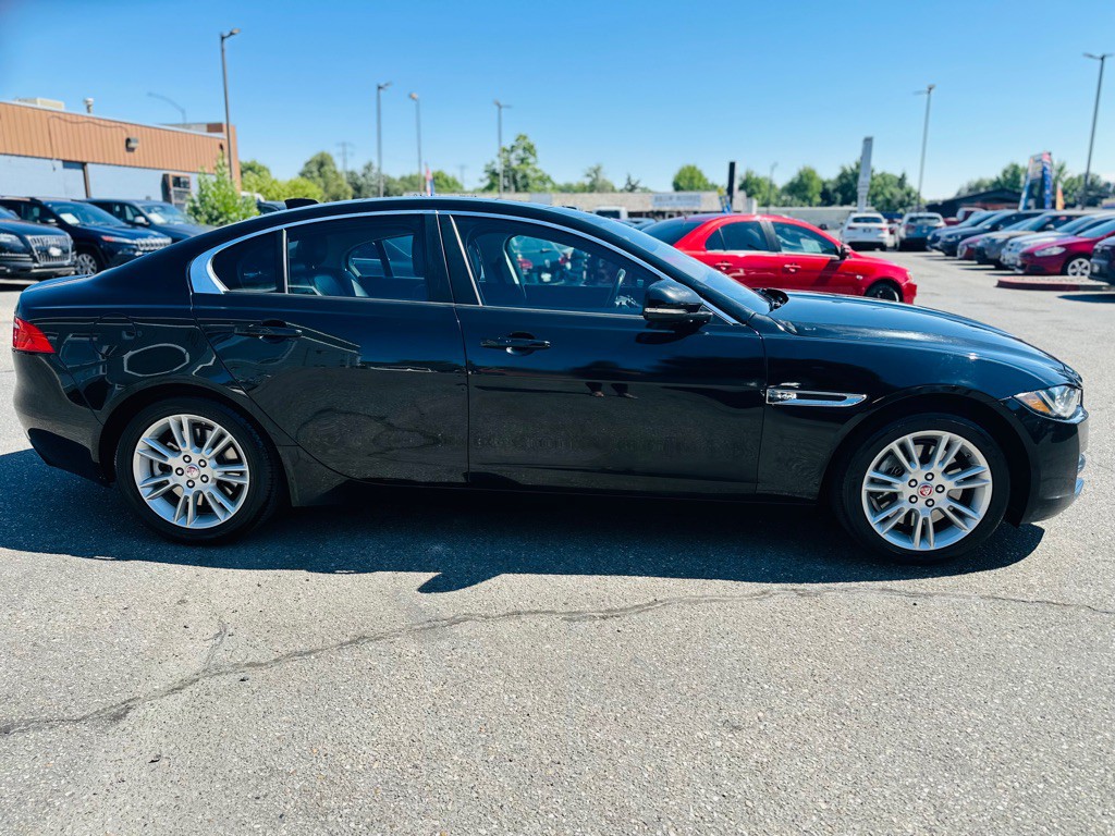 2017 Jaguar XE Image 8
