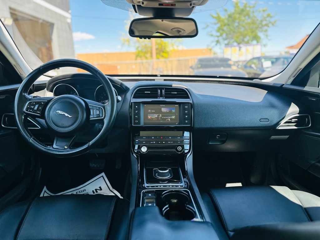 2017 Jaguar XE Image 15