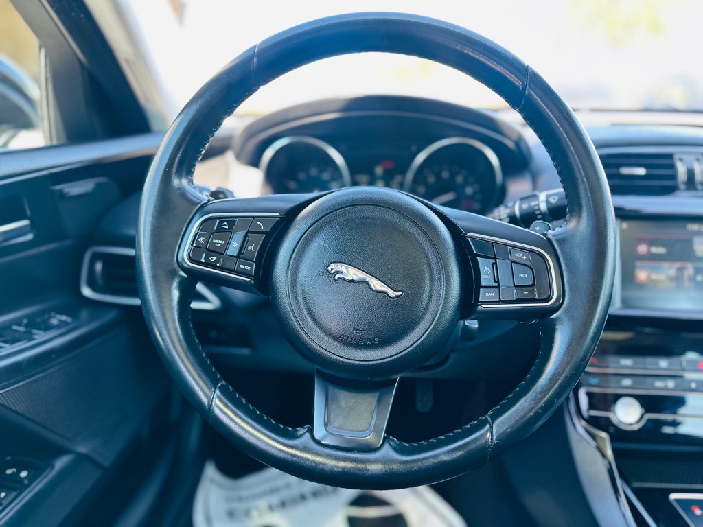 2017 Jaguar XE Image 16