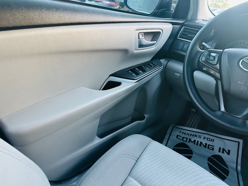 2015 Toyota Camry Image 28