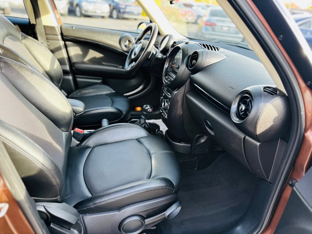 2015 MINI Cooper Image 16