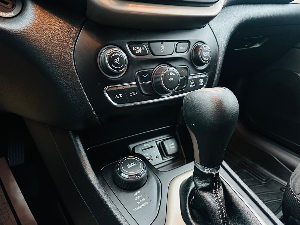 2016 Jeep Cherokee Image 19