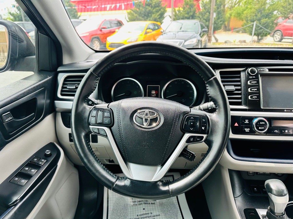 2017 Toyota Highlander Image 11
