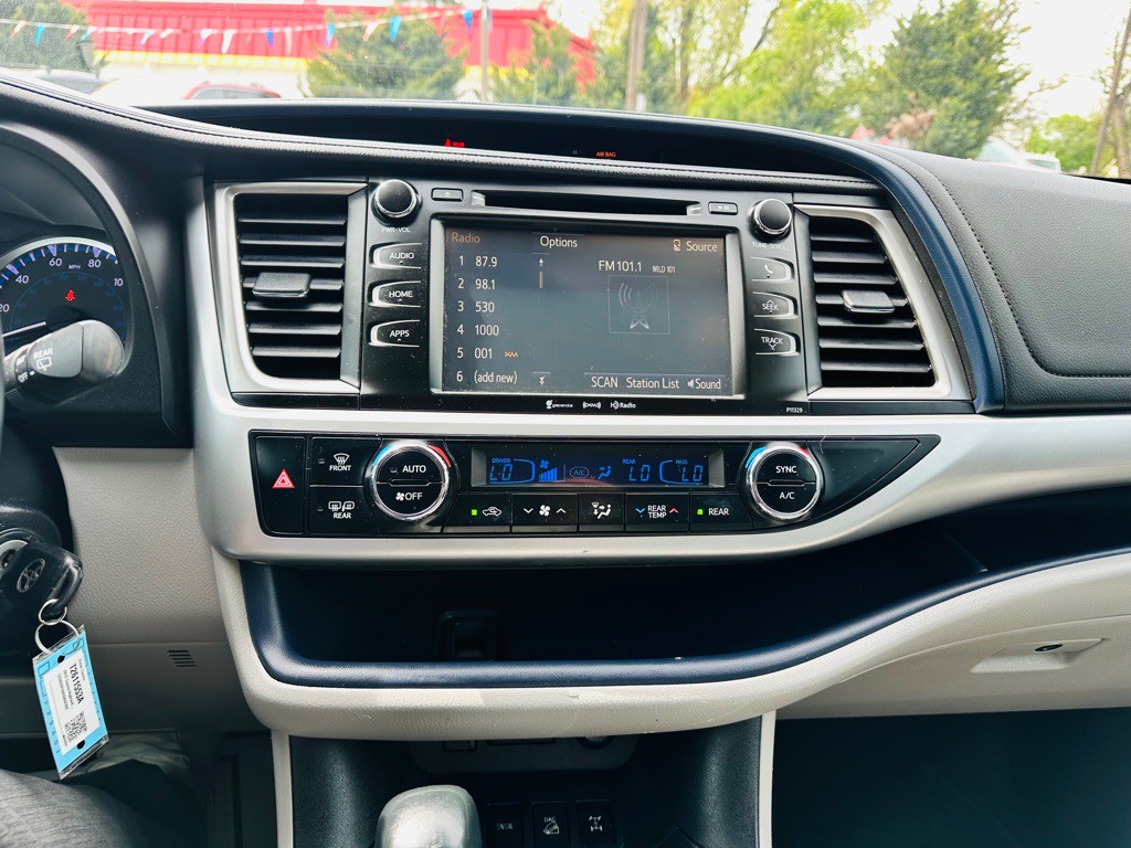 2017 Toyota Highlander Image 12