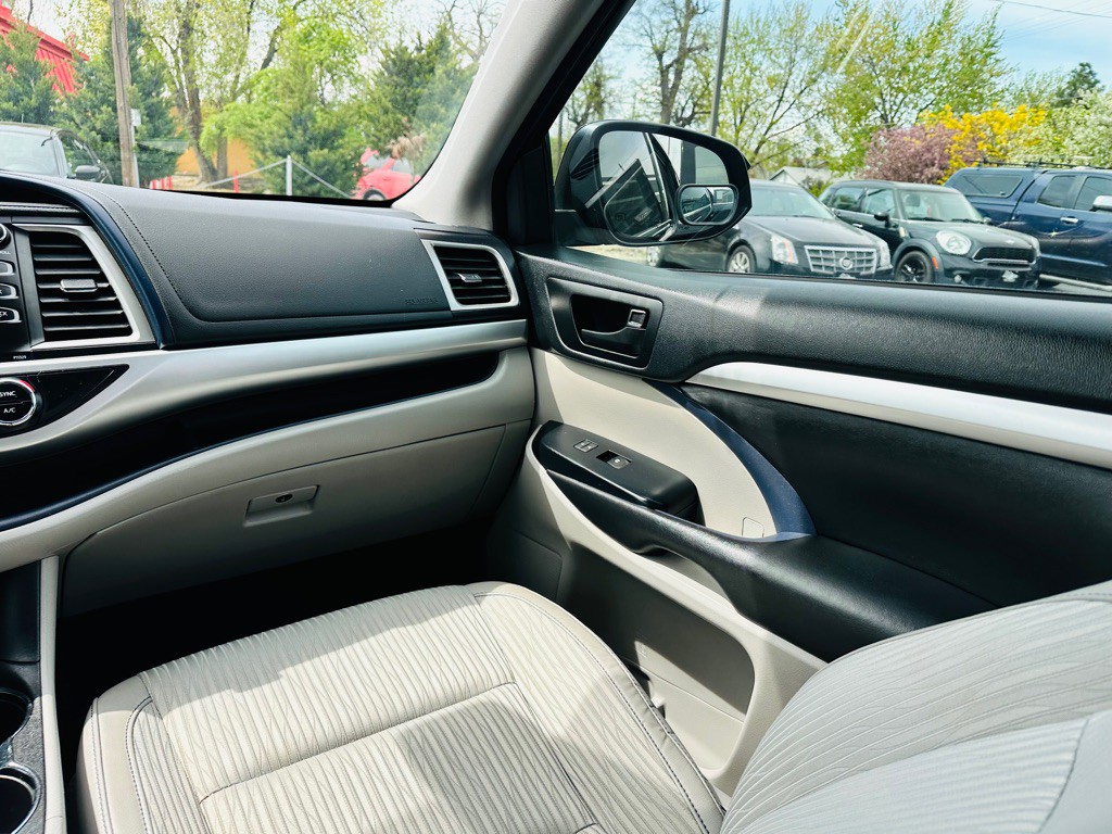 2017 Toyota Highlander Image 16