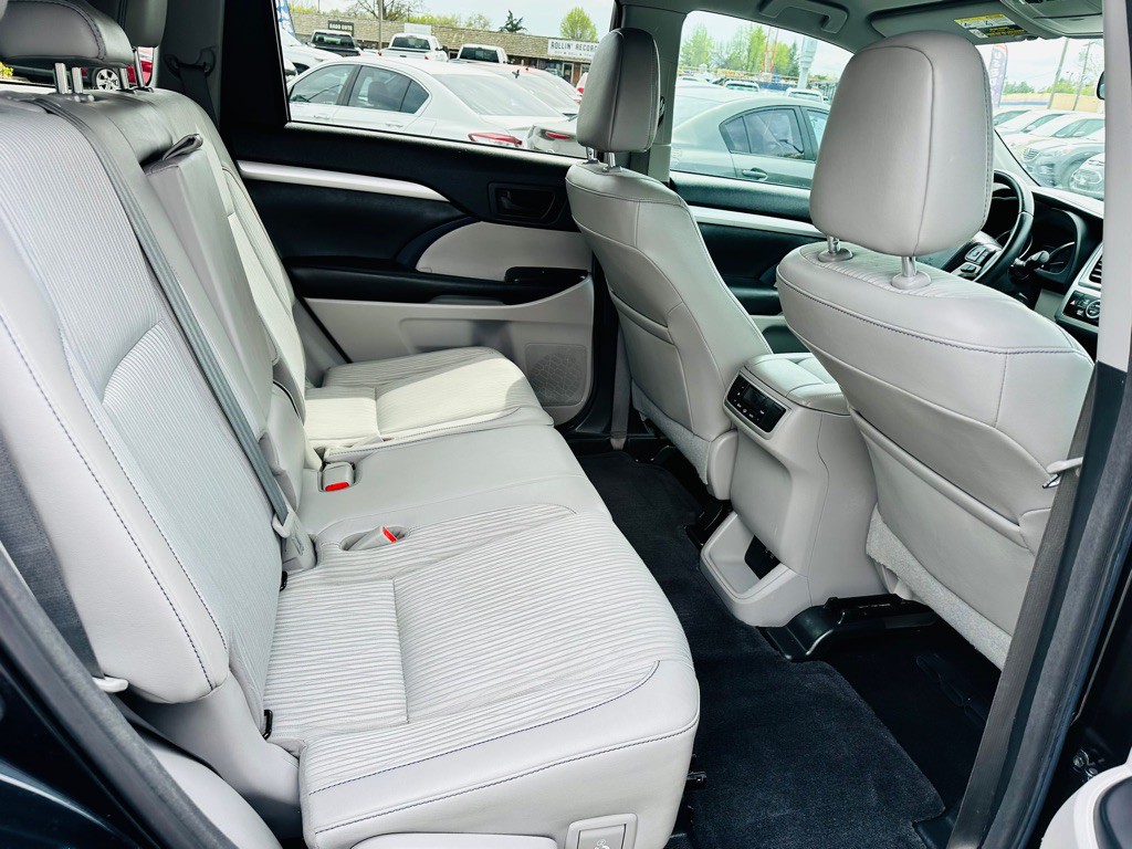 2017 Toyota Highlander Image 17