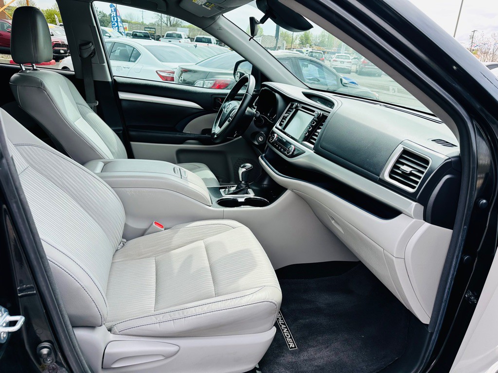 2017 Toyota Highlander Image 19