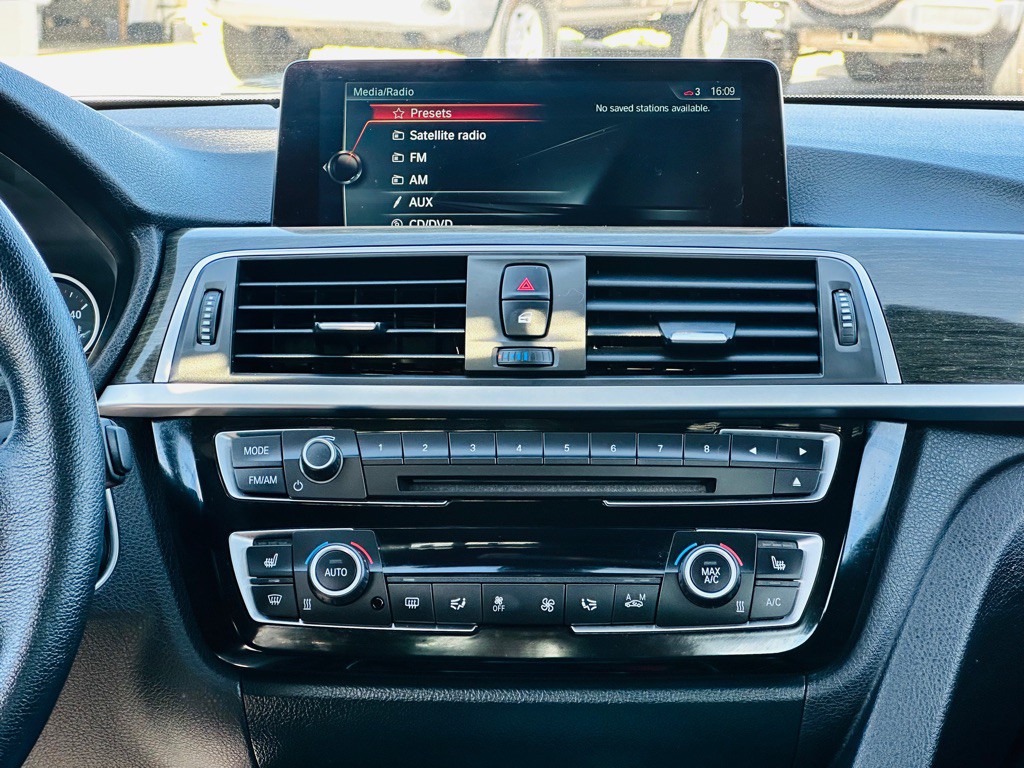 2017 BMW 3 Series Image 12
