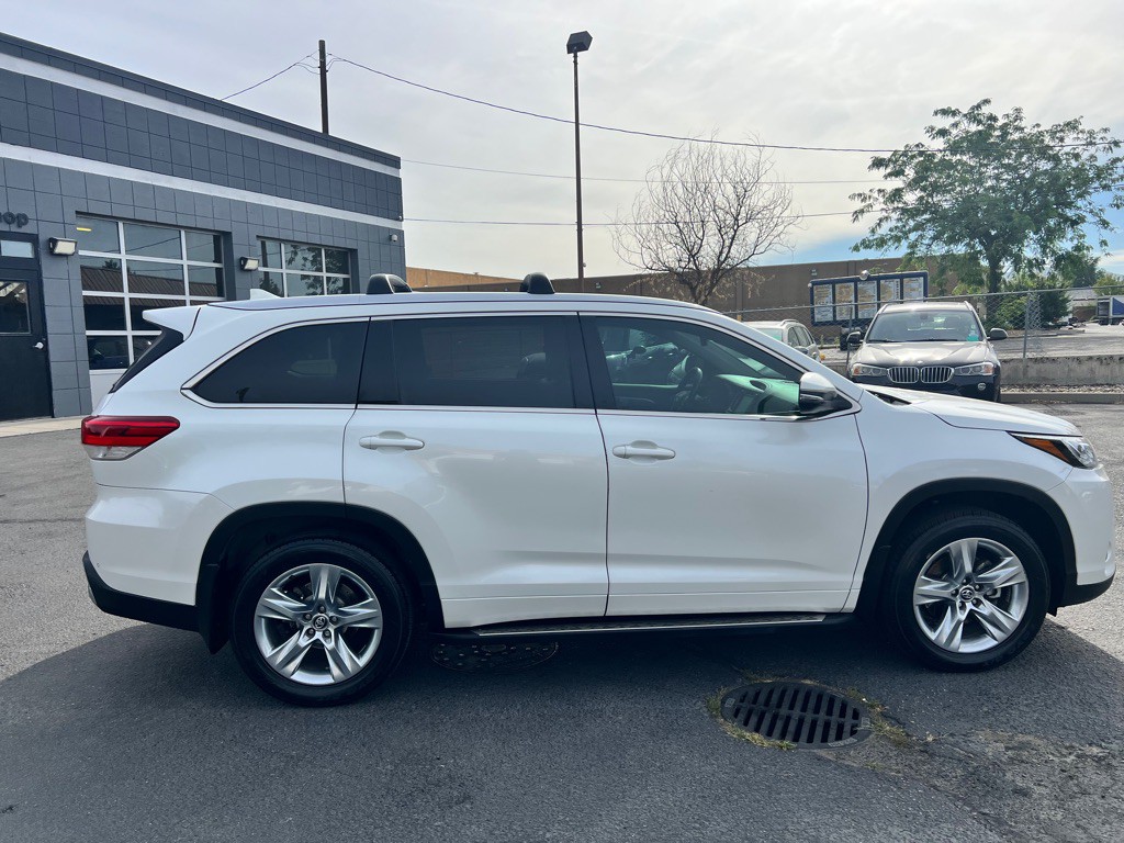 2017 Toyota Highlander Image 8