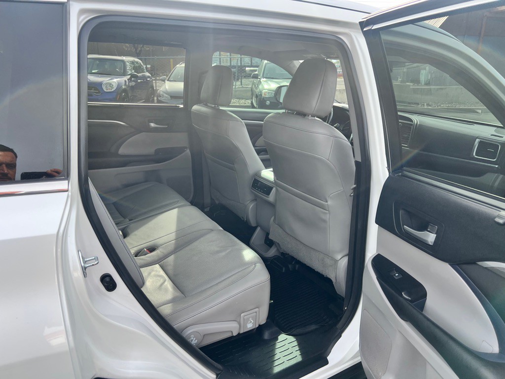 2017 Toyota Highlander Image 10