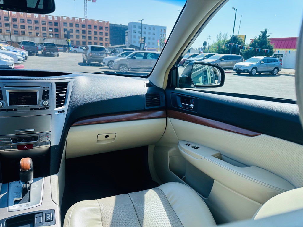 2014 Subaru Outback Image 17