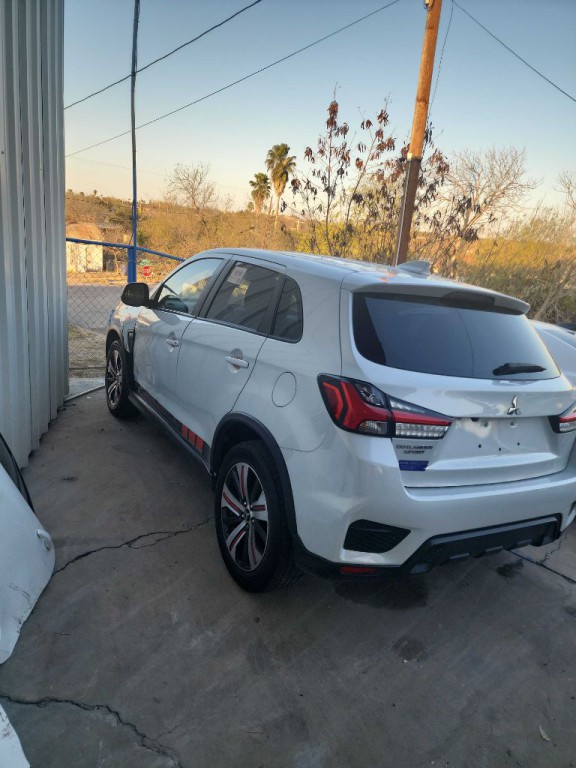 2022 Mitsubishi Outlander Image 2