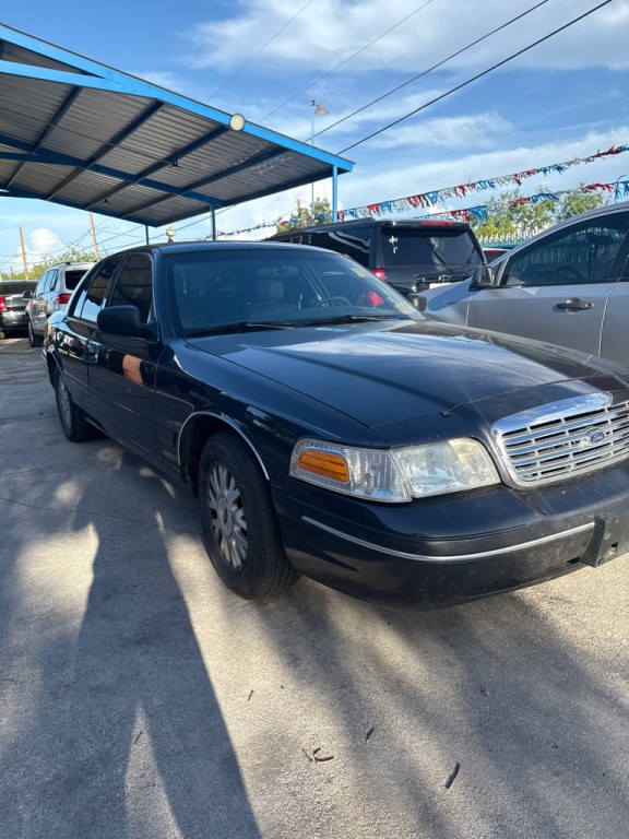 2004 Ford Crown Victoria Image 2