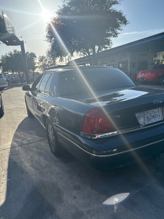 2004 Ford Crown Victoria Image 4