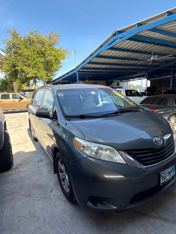 2011 Toyota Sienna Image 2