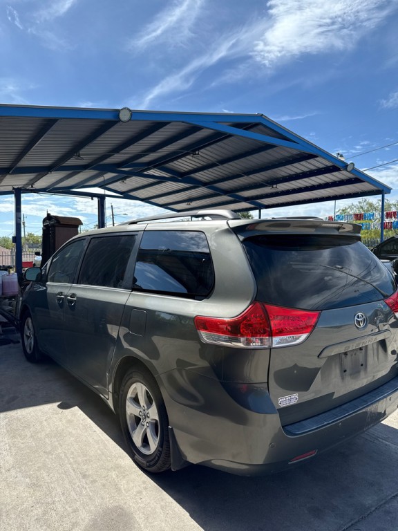 2011 Toyota Sienna Image 4