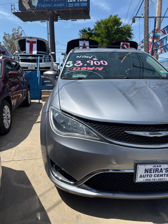 2017 Chrysler Pacifica Image 2