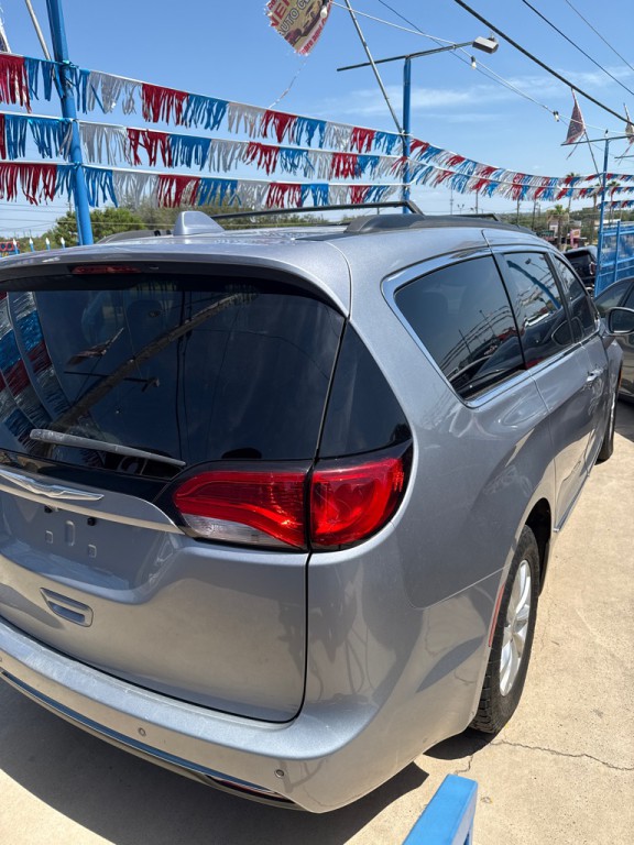 2017 Chrysler Pacifica Image 3
