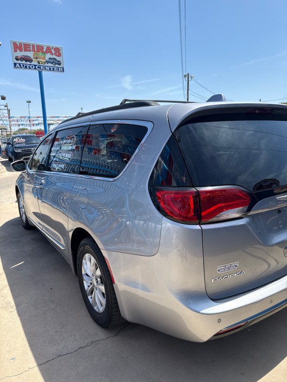2017 Chrysler Pacifica Image 5