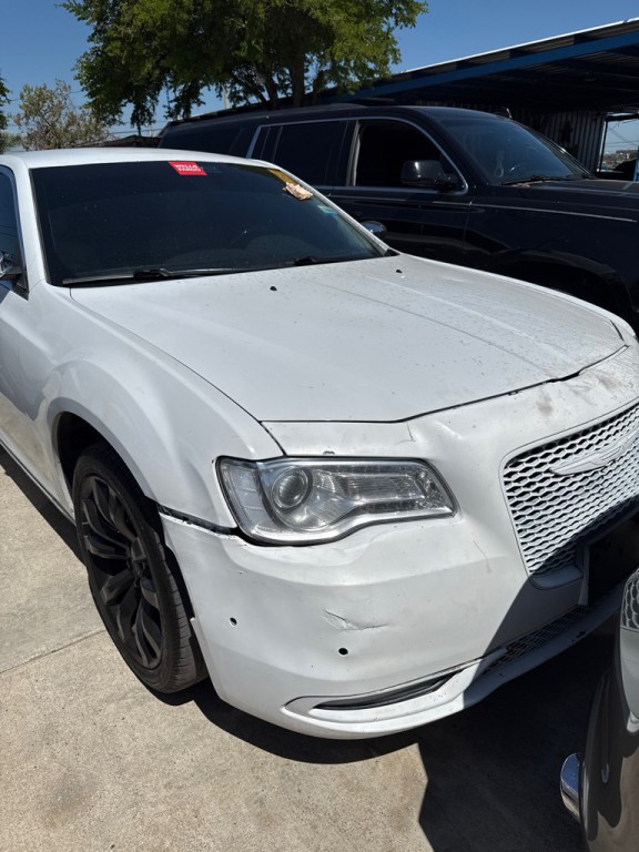 2018 Chrysler 300 Image 2