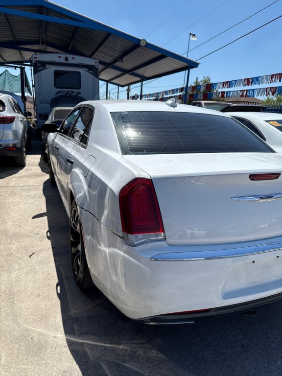 2018 Chrysler 300 Image 4