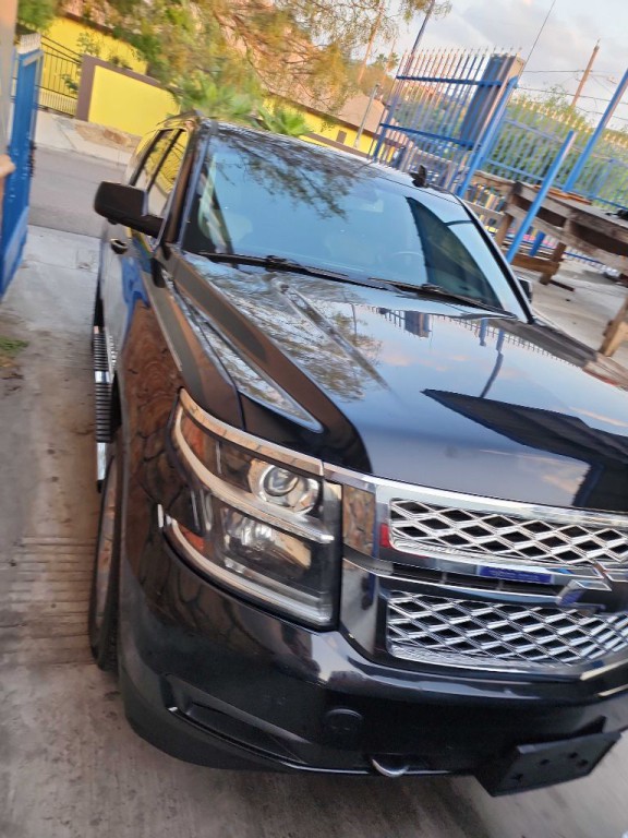 2019 Chevrolet Suburban Image 2