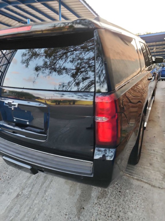 2019 Chevrolet Suburban Image 3