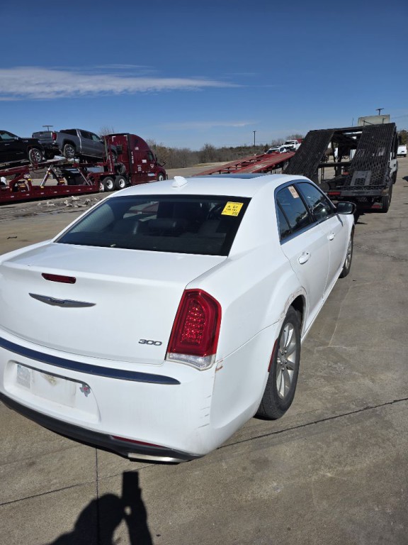 2016 Chrysler 300 Image 3