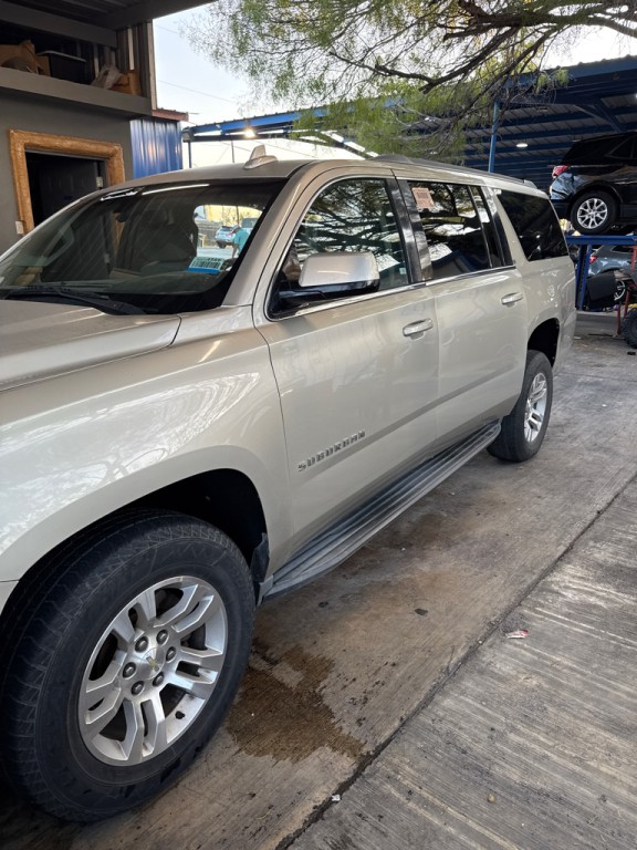 2016 Chevrolet Suburban Image 2