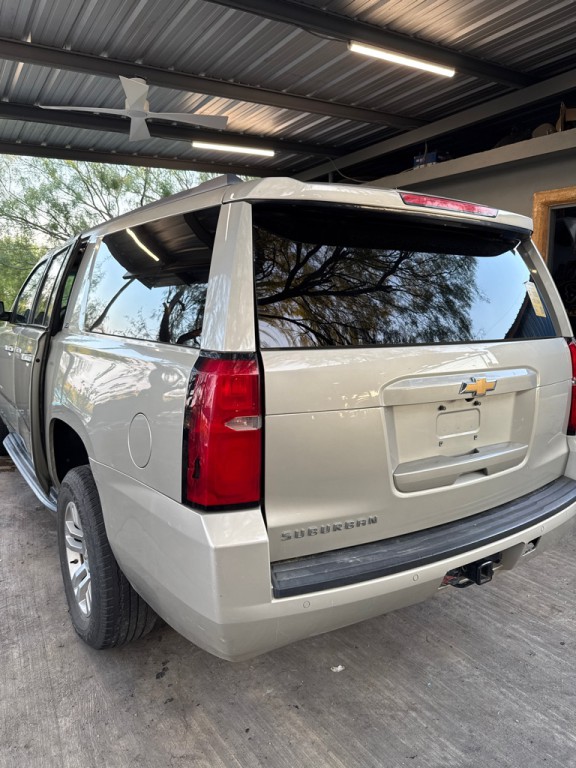 2016 Chevrolet Suburban Image 3