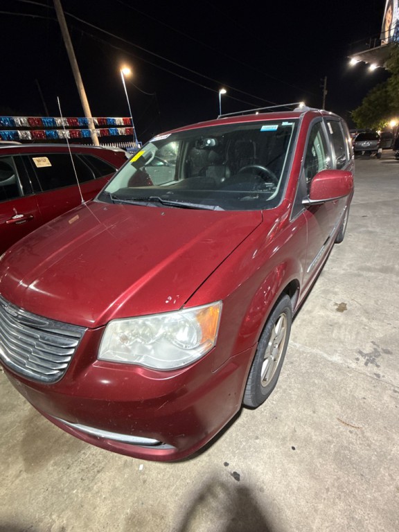 2010 Chrysler Town & Country Image 2