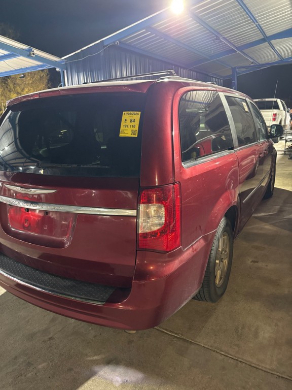 2010 Chrysler Town & Country Image 4