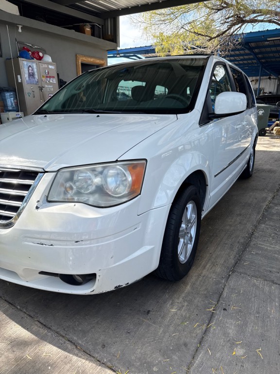 2010 Chrysler Town & Country Image 5