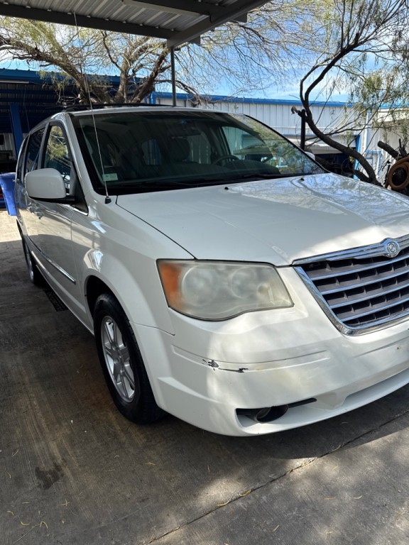 2010 Chrysler Town & Country Image 6