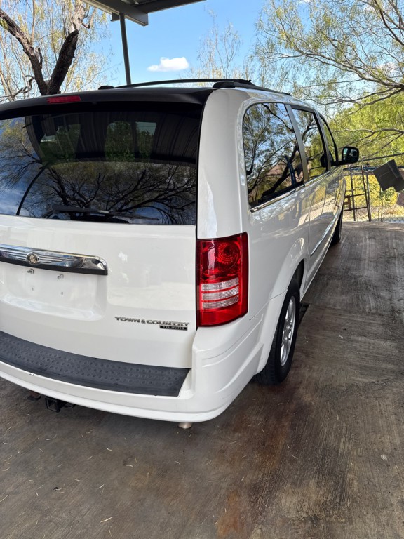 2010 Chrysler Town & Country Image 7