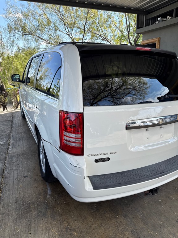 2010 Chrysler Town & Country Image 8