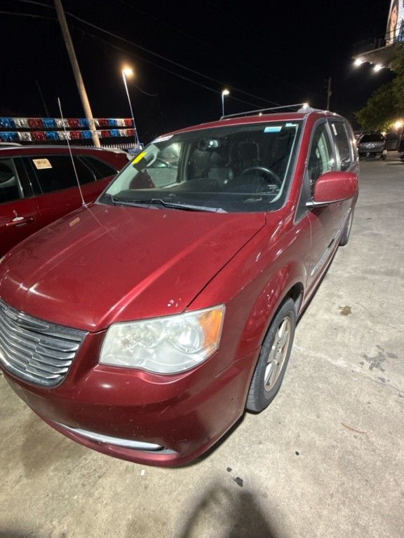 2013 Chrysler Town & Country Image 2