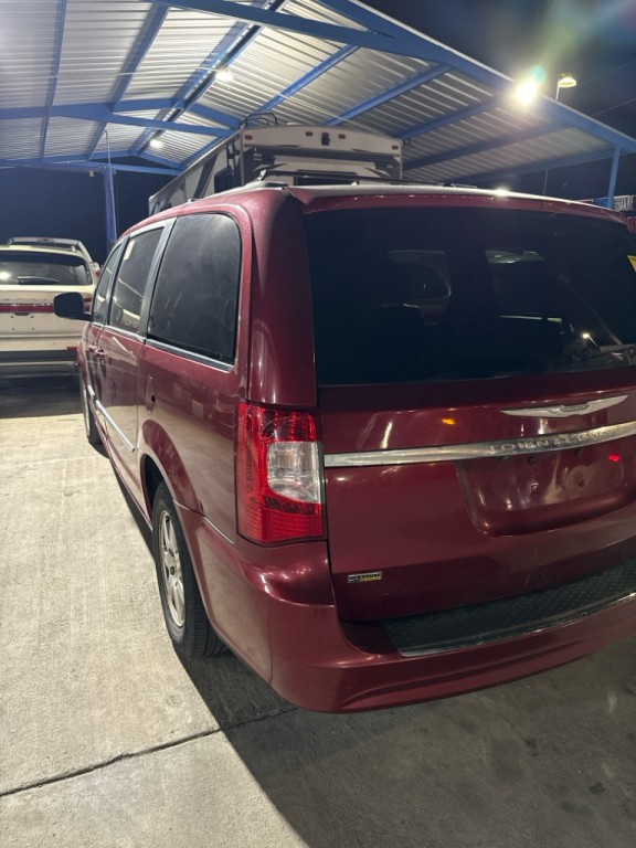 2013 Chrysler Town & Country Image 3