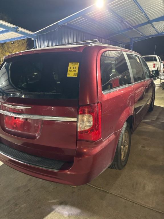 2013 Chrysler Town & Country Image 4