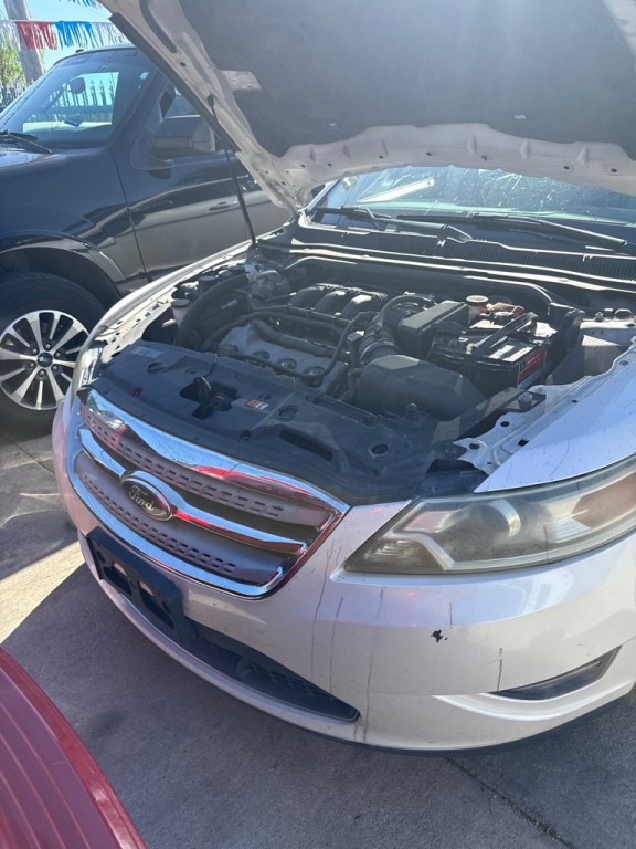 2011 Ford Taurus Image 2