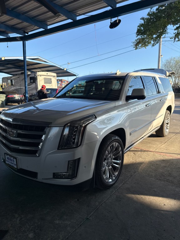 2018 Cadillac Escalade Image 2