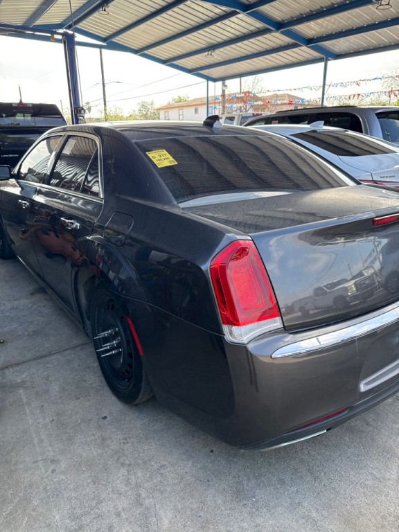 2016 Chrysler 300 Image 4