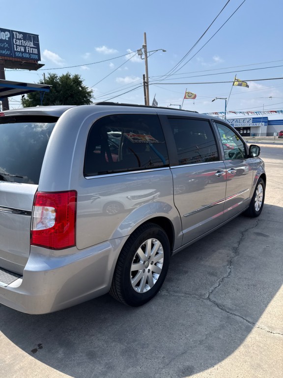 2016 Chrysler Town & Country Image 2