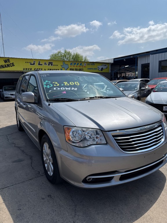 2016 Chrysler Town & Country Image 3