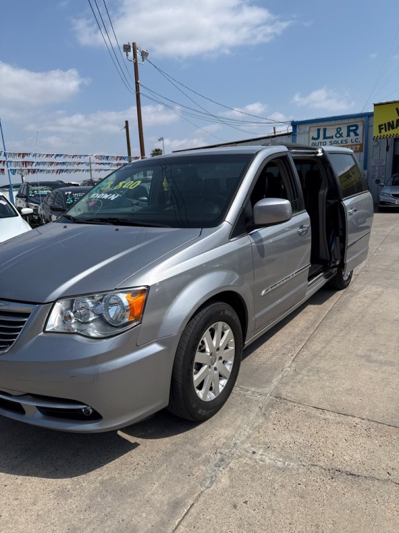 2016 Chrysler Town & Country Image 4